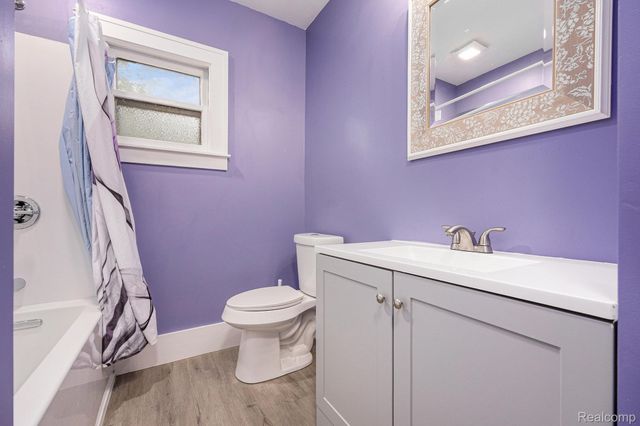 126 S Roslyn Road, Waterford Charter Township, MI 48328