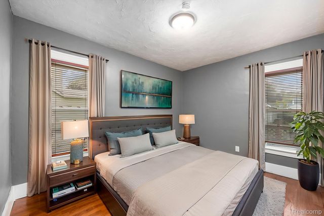 126 S Roslyn Road, Waterford Charter Township, MI 48328