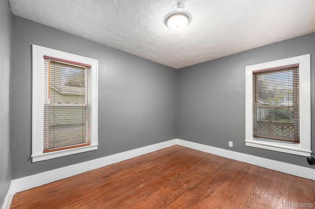 126 S Roslyn Road, Waterford Charter Township, MI 48328