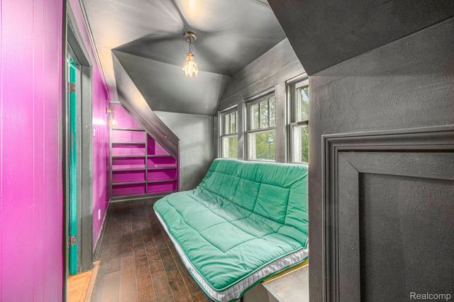 126 S Roslyn Road, Waterford Charter Township, MI 48328