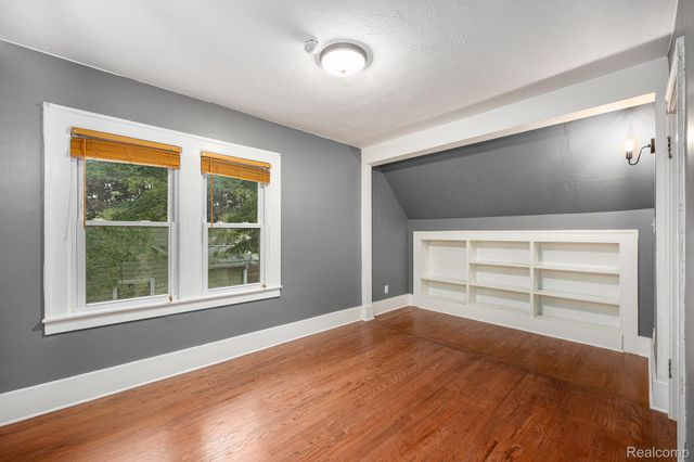 126 S Roslyn Road, Waterford Charter Township, MI 48328