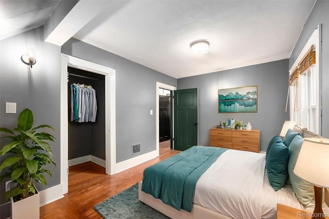 126 S Roslyn Road, Waterford Charter Township, MI 48328