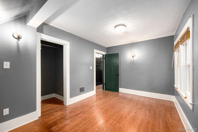 126 S Roslyn Road, Waterford Charter Township, MI 48328