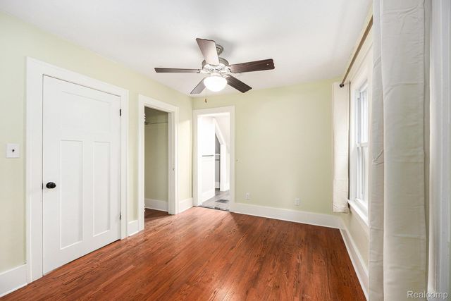 126 S Roslyn Road, Waterford Charter Township, MI 48328