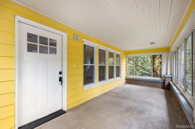 126 S Roslyn Road, Waterford Charter Township, MI 48328