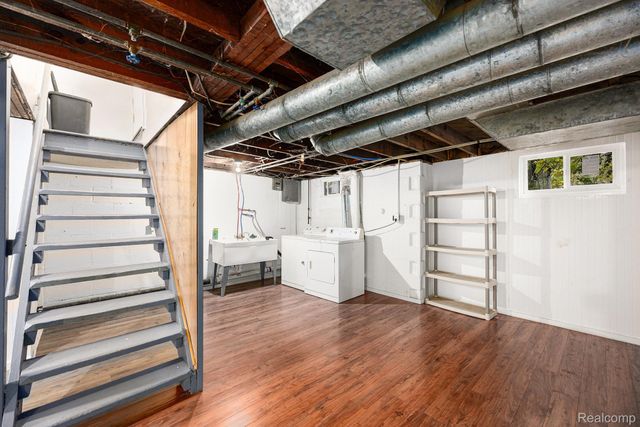 126 S Roslyn Road, Waterford Charter Township, MI 48328