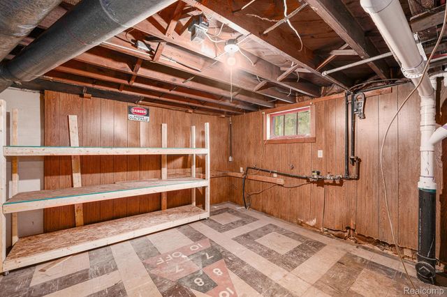 126 S Roslyn Road, Waterford Charter Township, MI 48328