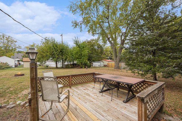 126 S Roslyn Road, Waterford Charter Township, MI 48328