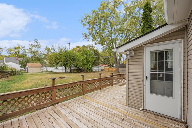 126 S Roslyn Road, Waterford Charter Township, MI 48328