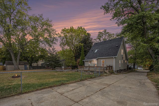 126 S Roslyn Road, Waterford Charter Township, MI 48328