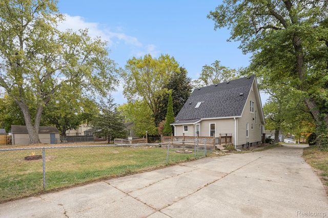 126 S Roslyn Road, Waterford Charter Township, MI 48328