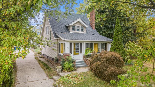 126 S Roslyn Road, Waterford Charter Township, MI 48328