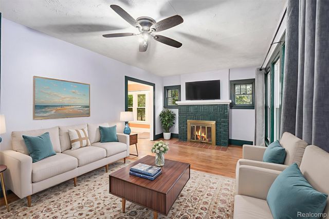 126 S Roslyn Road, Waterford Charter Township, MI 48328