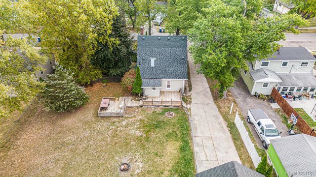 126 S Roslyn Road, Waterford Charter Township, MI 48328