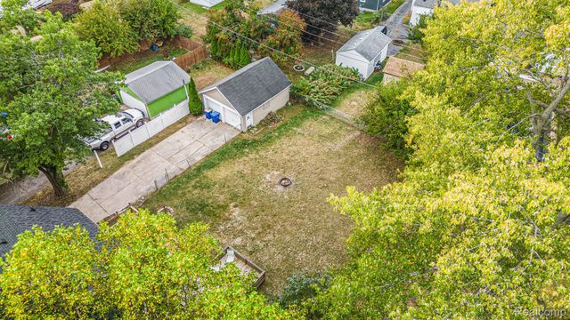 126 S Roslyn Road, Waterford Charter Township, MI 48328