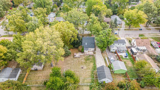 126 S Roslyn Road, Waterford Charter Township, MI 48328