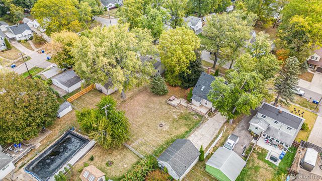 126 S Roslyn Road, Waterford Charter Township, MI 48328