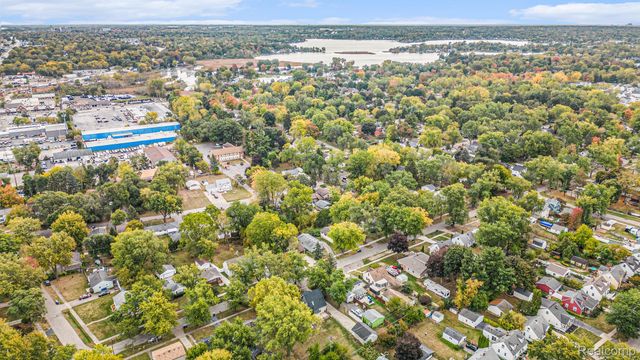 126 S Roslyn Road, Waterford Charter Township, MI 48328