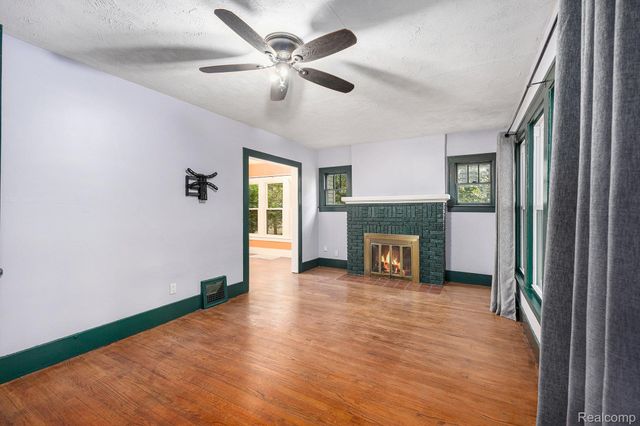 126 S Roslyn Road, Waterford Charter Township, MI 48328