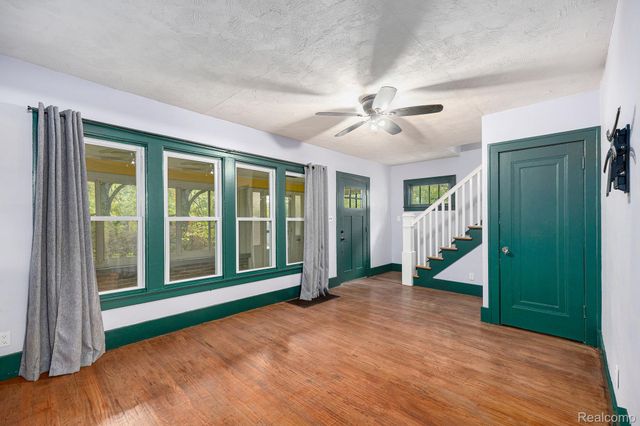 126 S Roslyn Road, Waterford Charter Township, MI 48328