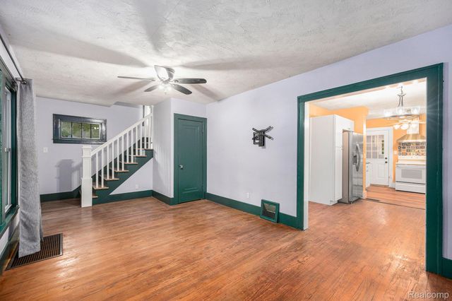 126 S Roslyn Road, Waterford Charter Township, MI 48328