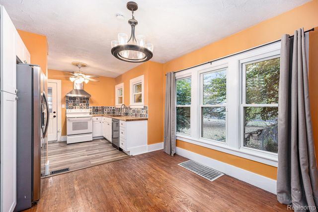 126 S Roslyn Road, Waterford Charter Township, MI 48328