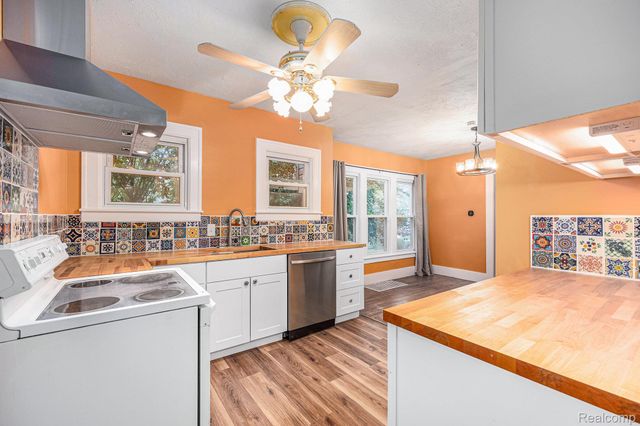 126 S Roslyn Road, Waterford Charter Township, MI 48328