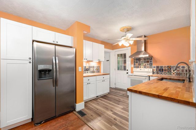 126 S Roslyn Road, Waterford Charter Township, MI 48328