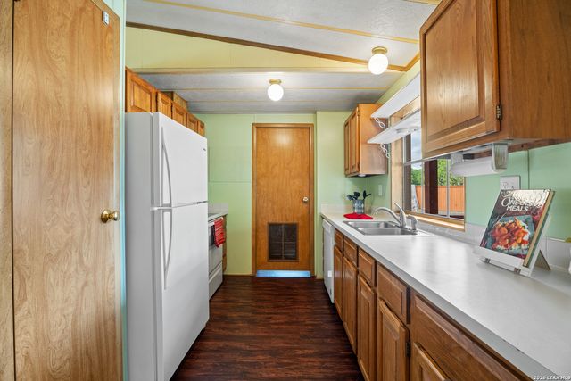430 PECAN DR SW, Mcqueeney, TX 78123