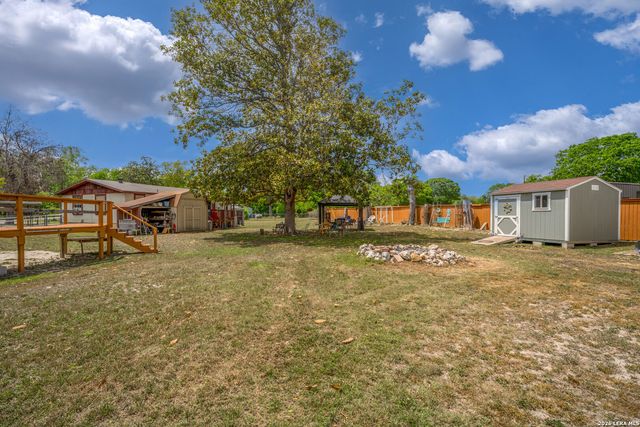 430 PECAN DR SW, Mcqueeney, TX 78123