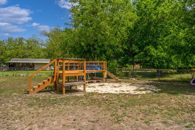 430 PECAN DR SW, Mcqueeney, TX 78123