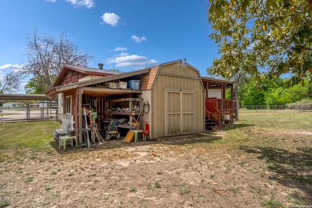 430 PECAN DR SW, Mcqueeney, TX 78123