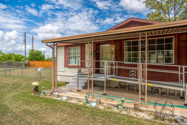 430 PECAN DR SW, Mcqueeney, TX 78123