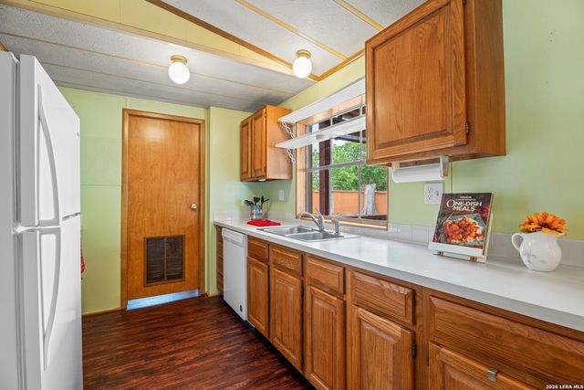 430 PECAN DR SW, Mcqueeney, TX 78123