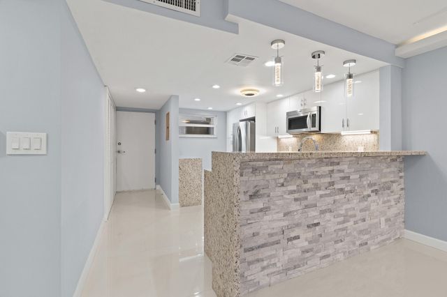 3580 S Ocean Boulevard 8b, South Palm Beach, FL 33480