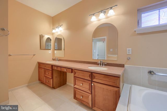 1805 CONEWAGO LN, Lancaster, PA 17601