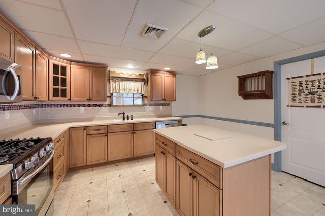 1805 CONEWAGO LN, Lancaster, PA 17601