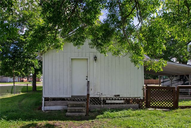 202 South Broadway Street, Caldwell, TX 77836