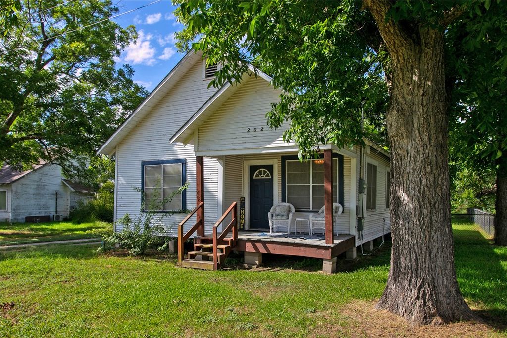 202 South Broadway Street, Caldwell, TX 77836