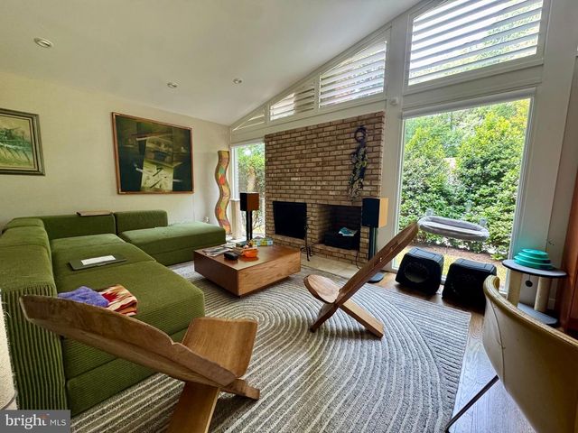 8200 STONE TRAIL DR, Bethesda, MD 20817