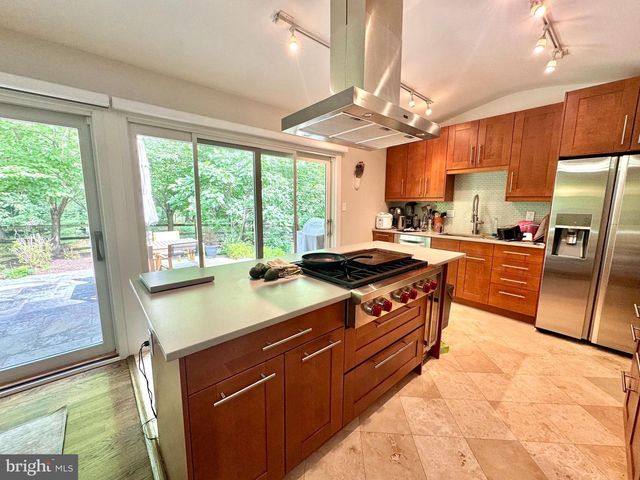8200 STONE TRAIL DR, Bethesda, MD 20817