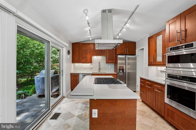 8200 STONE TRAIL DR, Bethesda, MD 20817