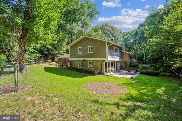 8200 STONE TRAIL DR, Bethesda, MD 20817