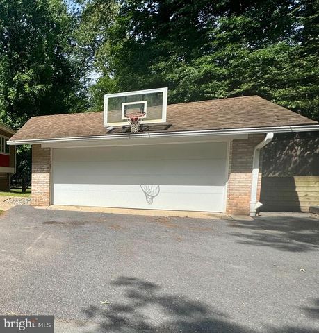8200 STONE TRAIL DR, Bethesda, MD 20817