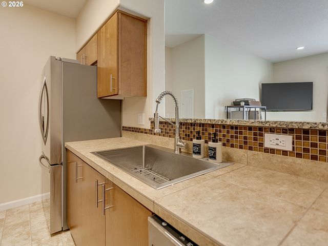 10664 Ne HOLLY St 204, Hillsboro, OR 97006