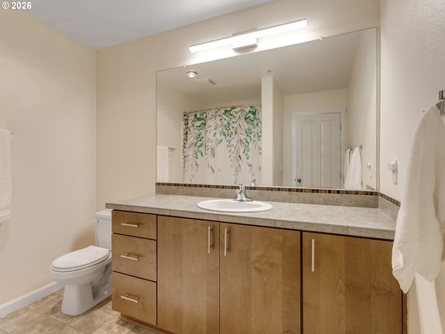 10664 Ne HOLLY St 204, Hillsboro, OR 97006