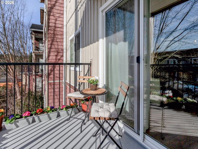 10664 Ne HOLLY St 204, Hillsboro, OR 97006