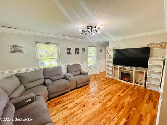 8809 Old Ironsides Dr, Louisville, KY 40228