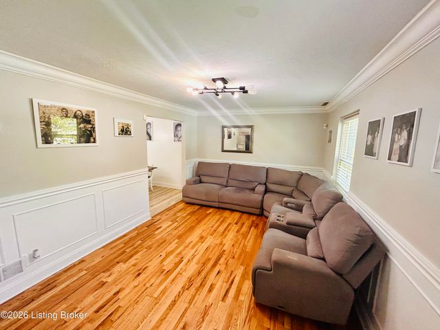 8809 Old Ironsides Dr, Louisville, KY 40228