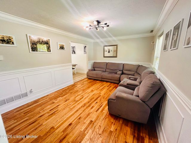 8809 Old Ironsides Dr, Louisville, KY 40228